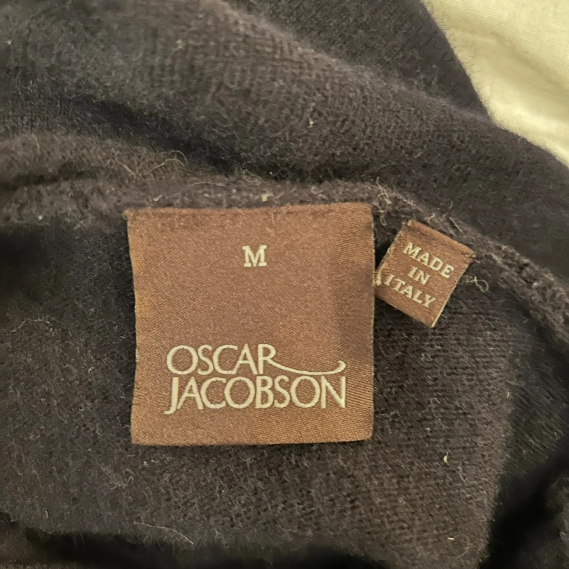 Mörkblå hoodie i kashmir från Oscar Jacobson - 2