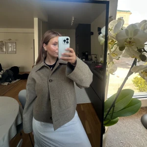 Kappa från HM - Beige kappa från HM aldrig använd så i nyskick däremot inga prislappar kvar