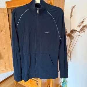 Hugo Boss zip  - En fin tunn Boss zip som tyvärr blivit förliten för mig. Köpt för 679kr på zalando. 