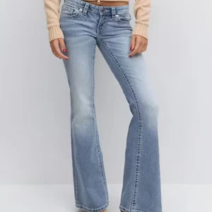 Ljusblå bootcut jeans - Hip huge flare jeans från Gina young tall. Alla storlekar är slut. Jag har 158 tall. Köpte de förra veckans 