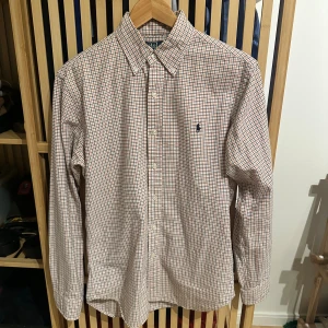 Polo Ralph Lauren Rutig Skjorta  - Säljer min Ralph Lauren Skjorta som är i väldigt fint använt skick. Storlek small. Kolla gärna in mina andra annonser.  Skriv vid frågor eller ifall du vill ha fler bilder.