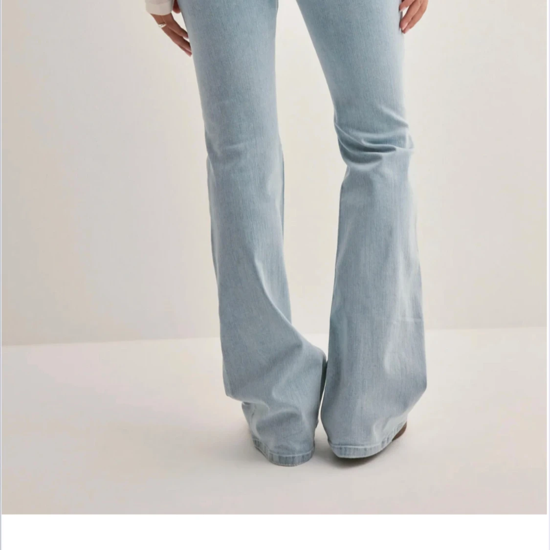 Ljusblå bootcut jeans med slitningar - 1