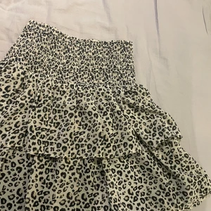 Leopard kjol/topp 😍😍 - Supersnygg kjol med leopard. Kjolen har smock i midjan och flera volanger, kan även användas som en jättegulligtopp. Är i storlek 158-164 men skulle säga att den passar en xxs-xs 🥰