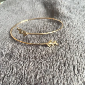 Guldfärgat armband med blad🤍 - Snyggt och tunt armband i guldfärg med fina bladformade detaljer i båda ändarna. Enkel och stilren design som ger en naturlig och trendig känsla. Perfekt accessoar för att lyfta din outfit med en touch av naturinspiration🫶🏻