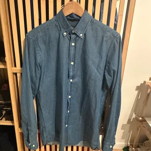 Morris Blå Skjorta  - Säljer min Morris skjorta som är i väldigt fint använt skick. Storlek small. Kolla gärna in mina andra annonser.  Skriv vid frågor eller ifall du vill ha fler bilder.