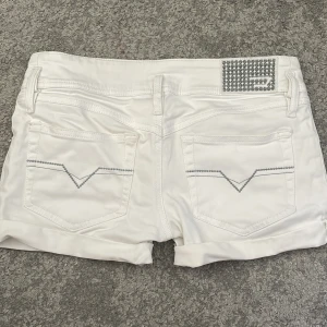 Jättesnygga vita  jeansshorts från Diesel - Snygga lågmidjade vita jeansshorts från Diesel, midjemått 39 är villig att förhandla om priset vid ett snabbt köp!❤️