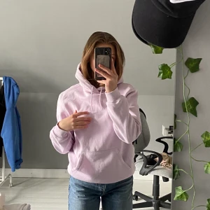Rosa hoodie  - Säljer denhär då den inte kommer till användning. Knappt använd alls och ser ut som ny!! 