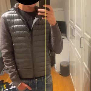 Massimo Dutti cardigan  - Jag köpte denna och säljer den för den ej passar mig så jag säljer denna asfeta cardigan från Massimo Dutti. Säljs inte längre så är ganska sällsynt och eftertraktad✌️Storlek S, kan både passa S och XS. Fint skick, enda defekten är att sömmen längst fram på ena ärmen är sprucken lite, men det är inget som är speciellt störande, och det går att fixa ganska enkelt. Passa på att köpa för denna är inte lätt att få tag på!🚀🤑 