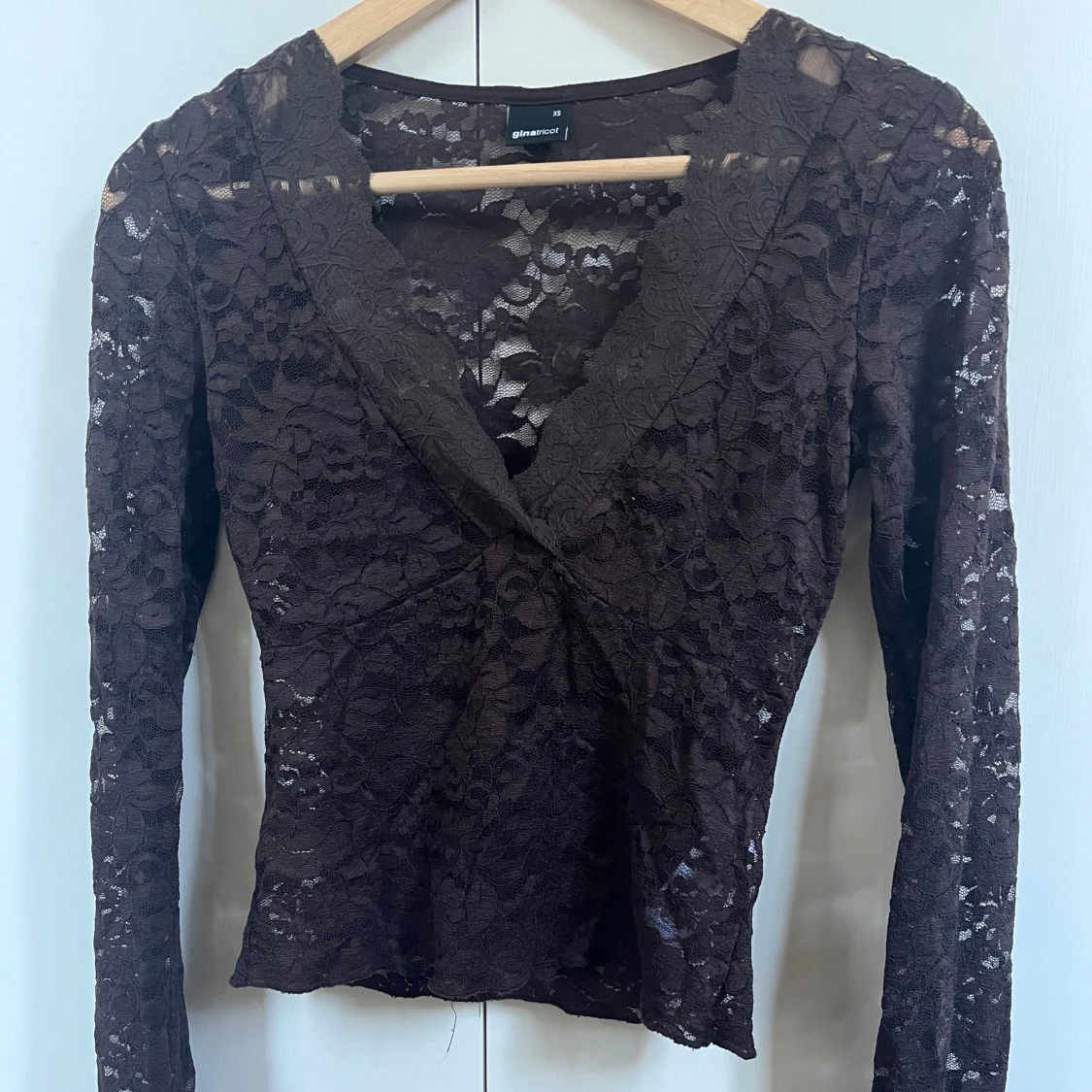 Brun spetsblus från Gina Tricot XS