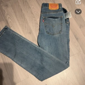 Levi's 510 Skinny jeans blå 12A - Snygga Levi's 510 Skinny jeans i klassisk blå denim. Modellen är smal med normal midja och raka ben. Byxorna har fem fickor, Levi's logga på bakfickan och är tillverkade i en stretchig bomullsblandning för extra komfort.