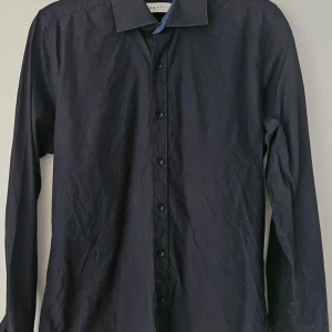 Skjorta Bugatti - Kostymskjorta, i bra men använt skick, säljes då jag lagt på mig och den inte passar längre. Hel och ren, lär behöva en strykning.  (Katt finns i hemmet)  Small/38 slim fit.  Köpe alla skjortor=Billig bundle.