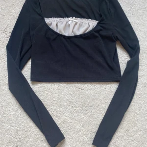 Svart croppad långärmad topp - Svart topp som jag inte använt