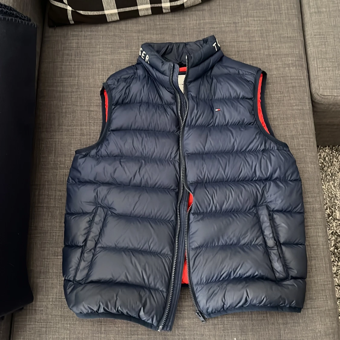 Mörkblå dunväst från Tommy Hilfiger