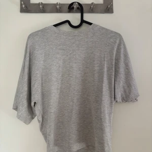 Grå tröja - En ljusgrå tröja som sitter lite tajtare kring midjan 💞 