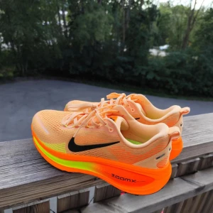 Nike- vomero 18 - Väldigt ny köpta och endast anvdända i fyra gånger, så alltså inga defekter alls och nu är de tvättade helt rent. Ny pris 1750. Väldigt sköna och luftiga, de är gjorda för att vara väldigt mjuka i sulan, så de är bekväma.