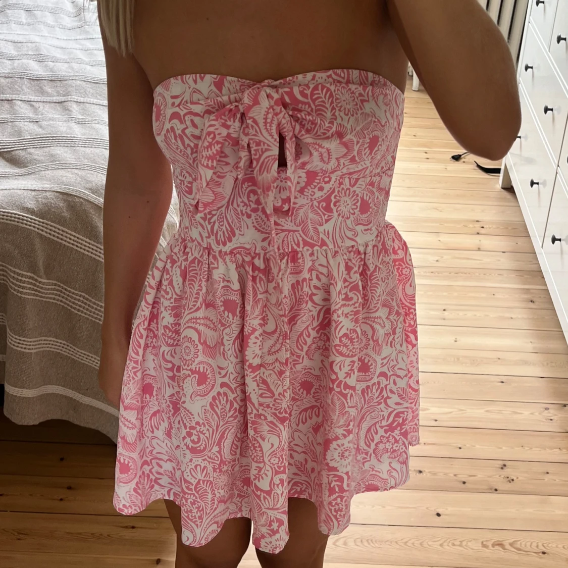 Rosa och vit kortklänning med knyt - 1