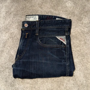 Replay Anbass mörkblå jeans - Säljer ett par Replay Anbass jeans i mörkblå färg med storlek Waist 30 och length 34. Modellen på bilden är ca 170 cm lång och jeansen har rätt bra passform på honom. Nypris 1000kr mitt pris 599!! Vid funderingar är det bara att höra av sig!