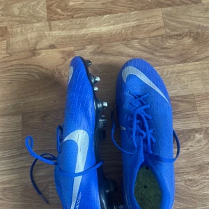 Två par Nike fotbollsskor - 2 par Nike skor i storlek 45 
