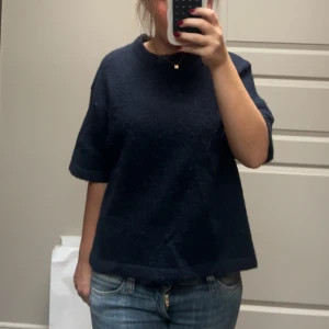 Stickad mörkblå T-shirt - Super fin och varm stickad T-shirt från Ginatricot💞Den här tröjan är perfekt inför hösten och vintern. Säljer då den tyvärr inte blivit använd. Den har inga tecken på användning och är som ny!!💗