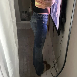 Blå bootcut jeans med låg midja  - Snygga blå jeans i storlek 29/34 från wekday helt nya aldrig använt 