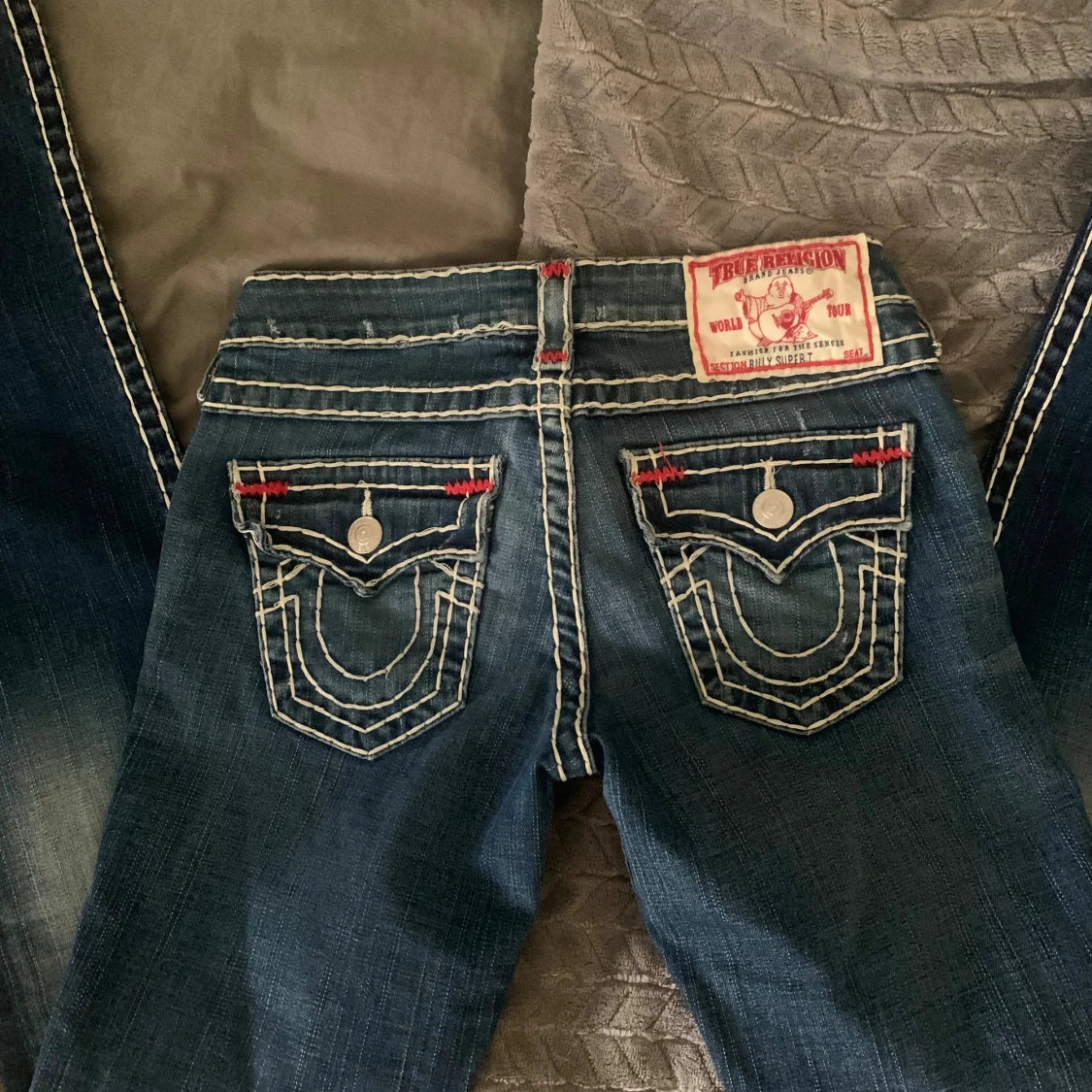 True Religion jeans med kontrastsömmar