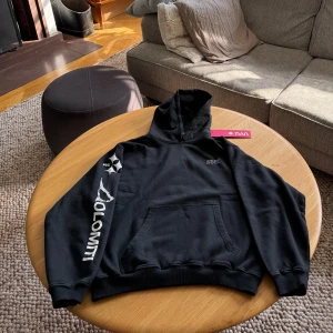UVU hoodie svart, Dolomiti Collection - En svart hoodie från UVU’s senaste droppet, och är såklart helt ny. Tröjan har en liten vit logga på bröstet och ett tryck längs högerarmen. Tröjan har en huva med snörning. Den är även tillverkad i mjuk bomull och har en oversized design. Vid frågor är det bara att höra av sig. Med Vänliga Hälsningar, 