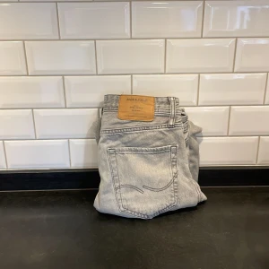 Grå Jack Jones jeans  - Tjenare, säljer nu minna Jack Jones jeans då de inte kommer till användning längre de e i bra skick och trendiga de, är i storlek 28/32