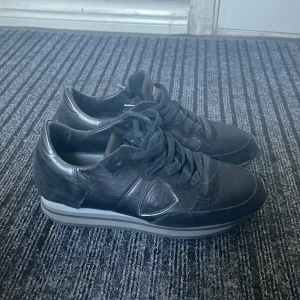 Svarta sneakers från Philippe Model - Philippe model trainers | storlek 37 passar 36 | skick 9/10 har inga defekter | perfekt för skolan | 