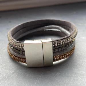 Tygarmband - Grått tygarmband med stenar, flera rader och magnetlås💕