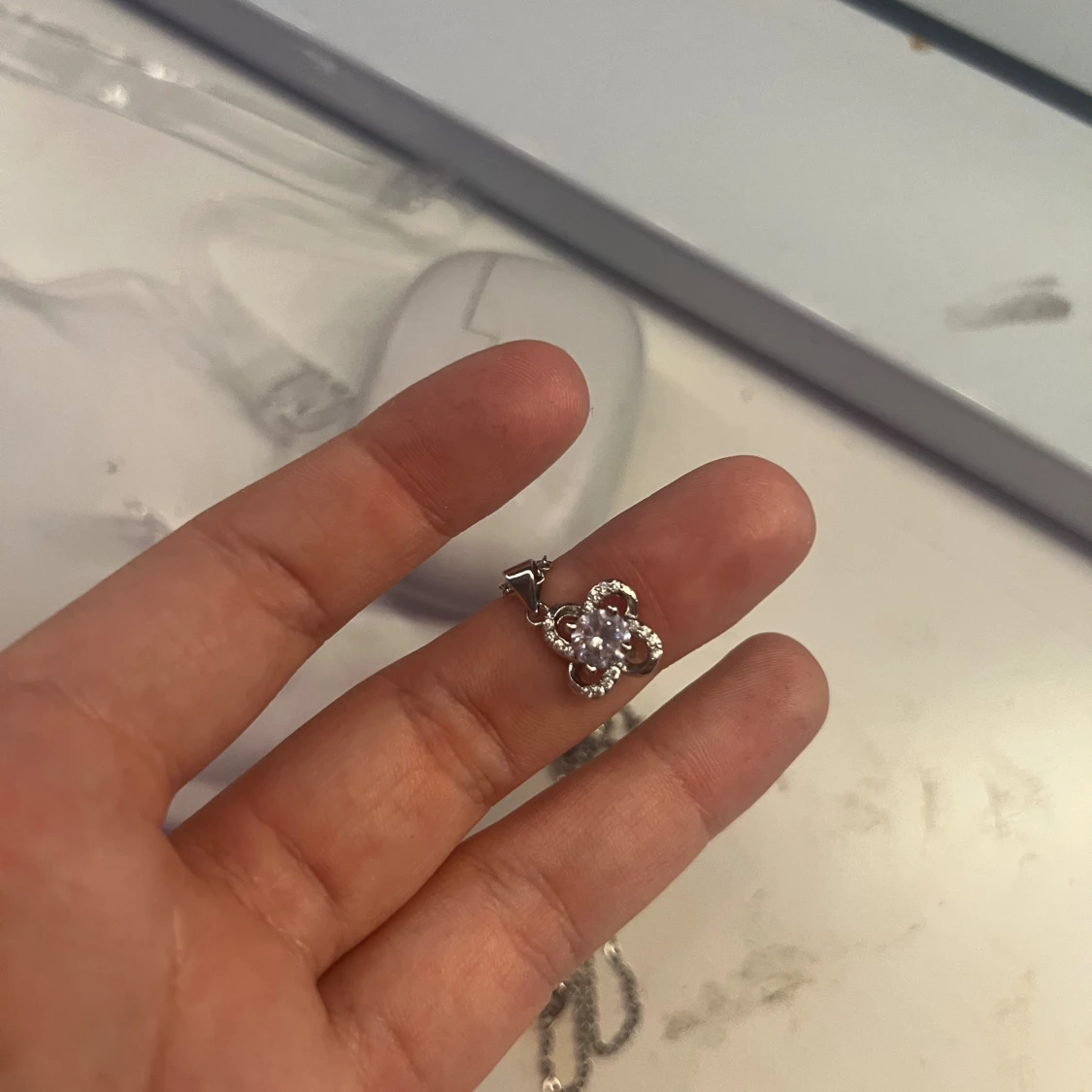 Silverhalsband med glittrig blomma - 1