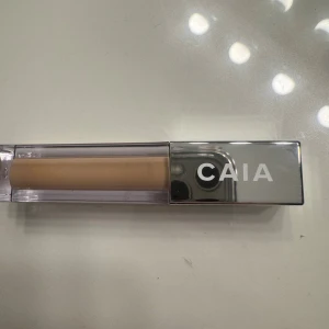CAIA concealer i färgen 2C - Concealer från CAIA i färgen 2C. Enbart använd 1 gång för att testa färgen men säljer för att den var i fel färg