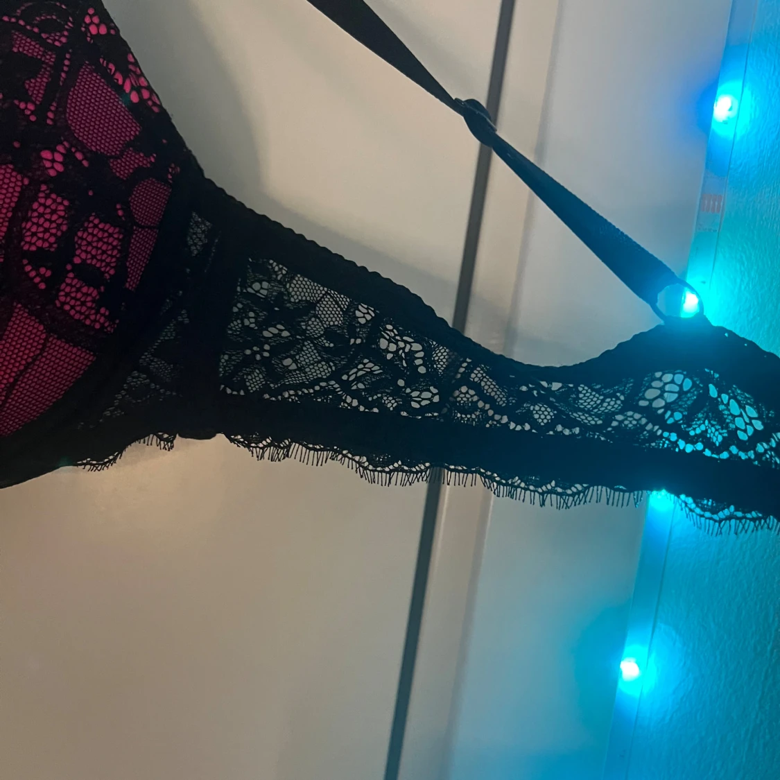 Svart och rosa spets-bh med smycke - 3