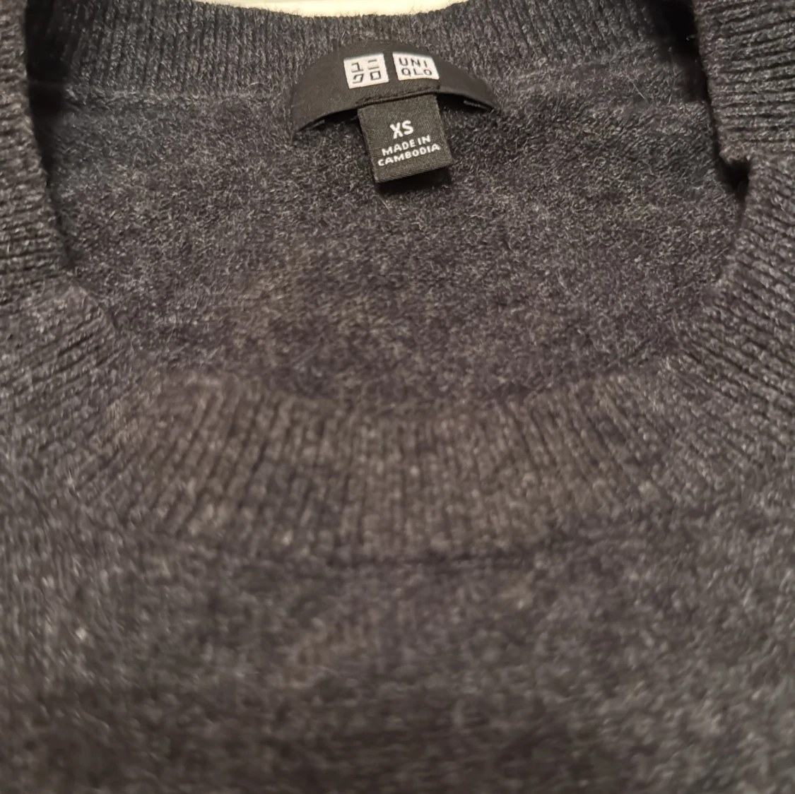 Mörkgrå kashmirtröja från Uniqlo XS - 1