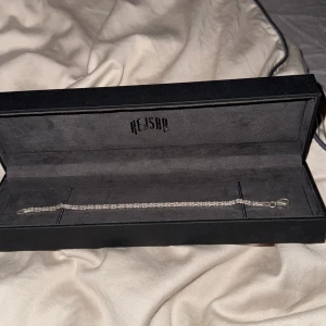 KEJSARLÄNK ARMBAND 4.5MM - 925 SILVER Kejsar - KEJSARLÄNK ARMBAND 4.5MM - 925 SILVER Kejsar nypris 1200kr jag säljer den för 800kr knappt använd säljer för den bara ligger o dammar så hör av er!