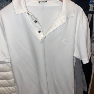 Moncler Pike Vit - Vit moncler pike, Aldrig använt, prislapp och allt finns kvar