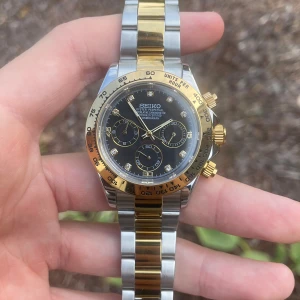 Seiko Daytone Two-Tone - Kyseessä siis Seiko Daytona Two-Tone Mod automaattikello, jossa on safiirilasi ja laadukas ruostumaton teräs ranneke. Kellon koon saa muokattua sopivaksi. Mukaan tulee lisäpaloja.  Kello on täysin uusi ja sitä on käytetty 2 viikkoa. Hinta ei ole kiveen hakattu – ota rohkeasti yhteyttä! VAIHTOJA SAA MYÖS EHDOTTAA!
