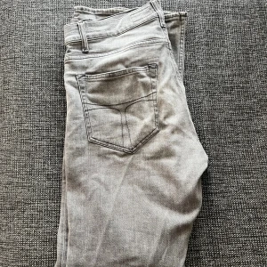 Gråa Tiger of Sweden jeans Pistolero 30/32 - Snygga grå jeans från Tiger of Sweden i modellen Pistolero storleken är 30/32.