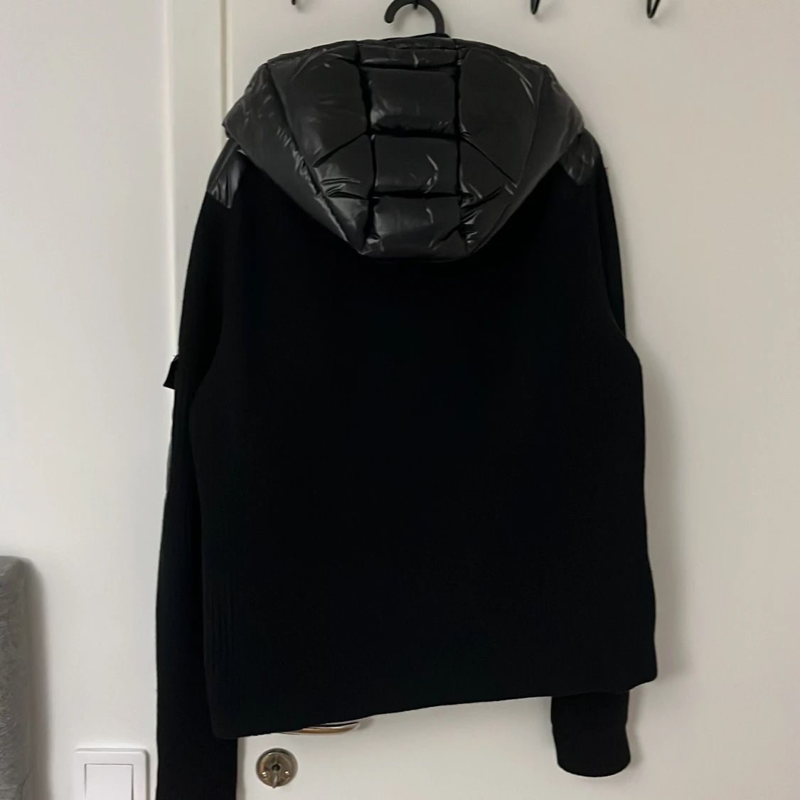 Svart pufferjacka från Moncler - 1