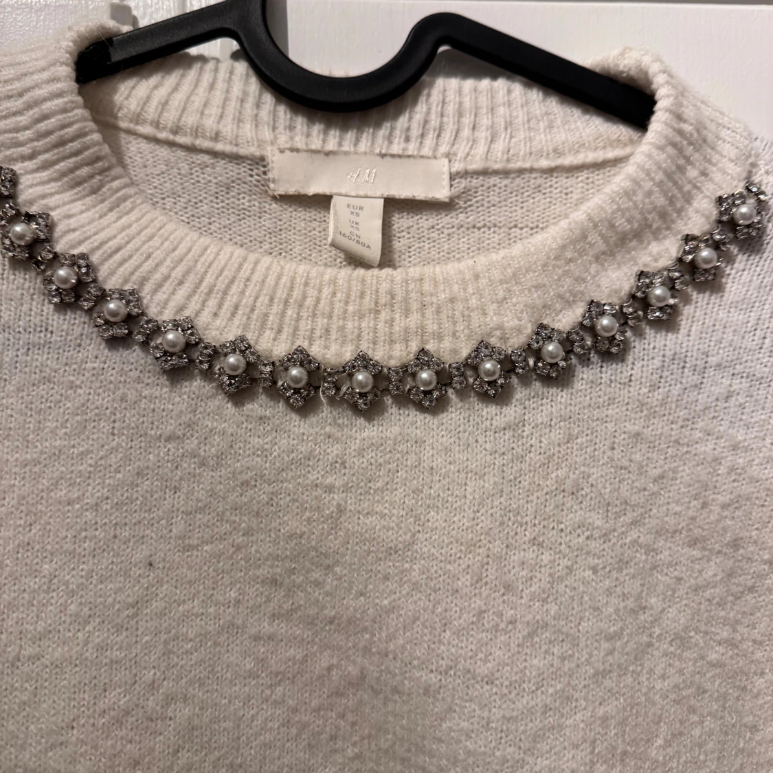 Vit stickad tröja med pärldetaljer  - 3