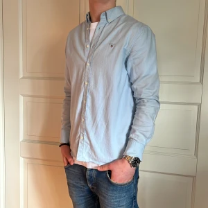 Gant skjorta - Gant skjorta | skick;9/10 | size - s | pris 500 | Modellen är ca 175 cm lång | Fraktar via PostNord eller Instabox på köparens bekostnad | Hör av dig vid minsta fråga eller fundering