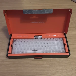 Higround Basecamp 65 Keyboard - OPAL (Silent Glacier Switch) tangentbord - Jag säljer just nu mitt higround tangentbord för att jag har ingen andvändning av det. Det är knappast andvänt och i nyskick men får med en vit kabel och switch puller, man kan ha helfägrat och regnbågiga färgalternativ 