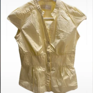 River Island mini skjorta - Säljer denna jätte söta gula mini skjortan från River Island 💕 Storlek 34 / XS jätte bra skick💗