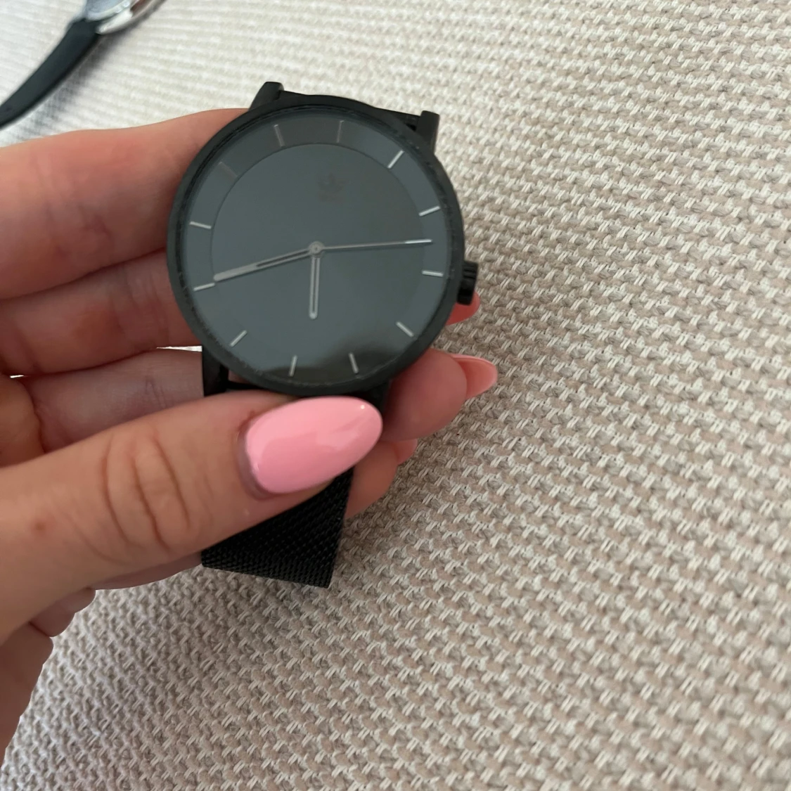 Svart minimalistisk klocka från Adidas