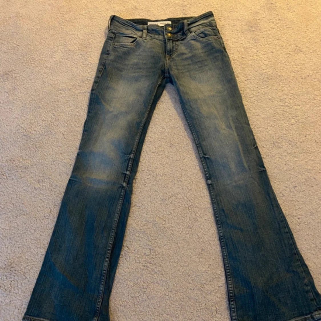 Blå bootcut jeans från Bershka