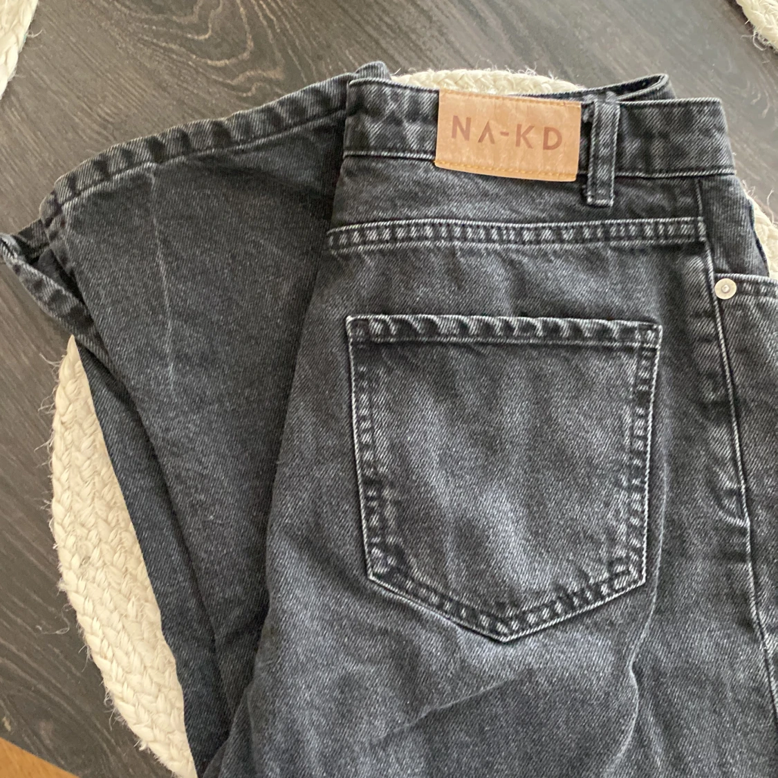 Svarta raka jeans från NA-KD, stl 36