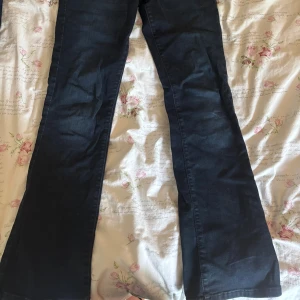 LTB - Säljer dessa natt bli LTB jeansen. Midjemått: 27 men är väldigt väldigt stretchiga innerbenslängd: 77 cm