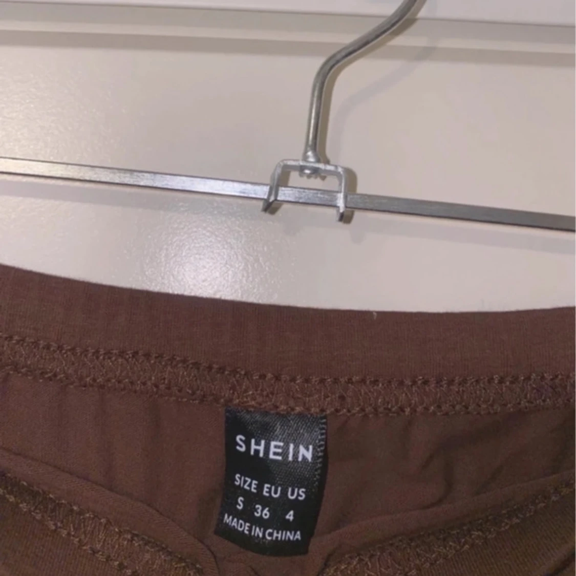 Brun kortkjol med vit spets - 4