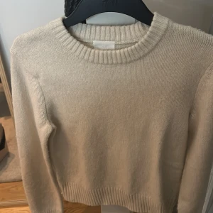 Beige stickad tröja från H&M - Jätte fin stickad tröja. Klassisk modell med lång ärm och mjuk känsla.