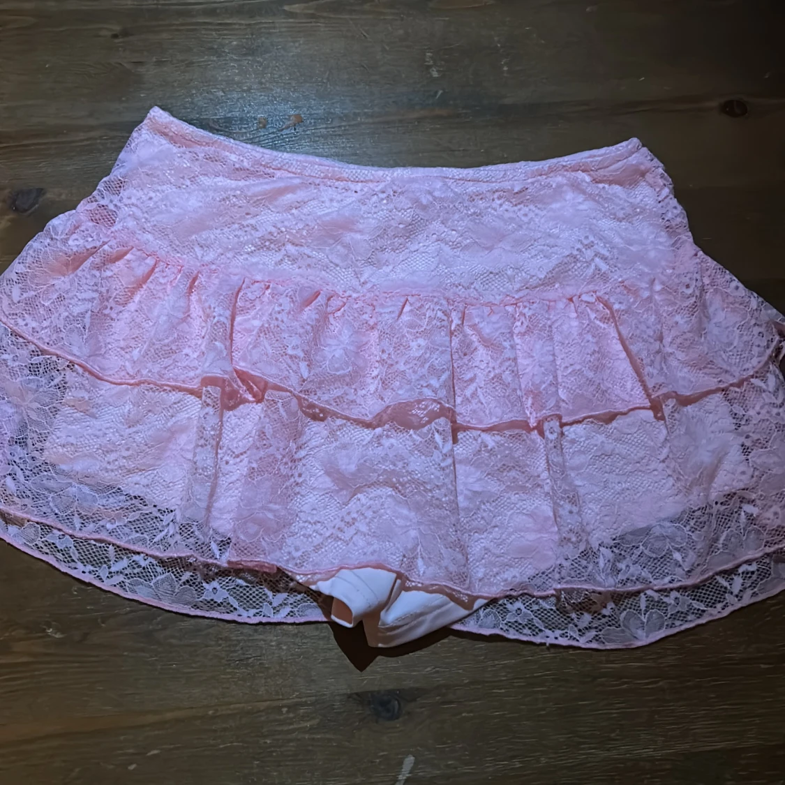Rosa volangkjol med spets och shorts