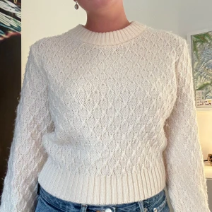 Vit stickad ulltröja från other stories - Supermysig vit stickad tröja i 100% ull med  strukturmönster. Tröjan är i mycket bra skick och endast använd några fåtal gånger💕
